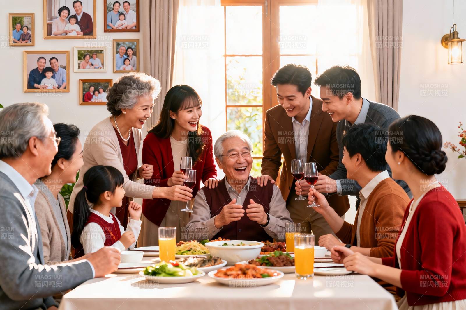 家庭聚餐欢庆时刻图片