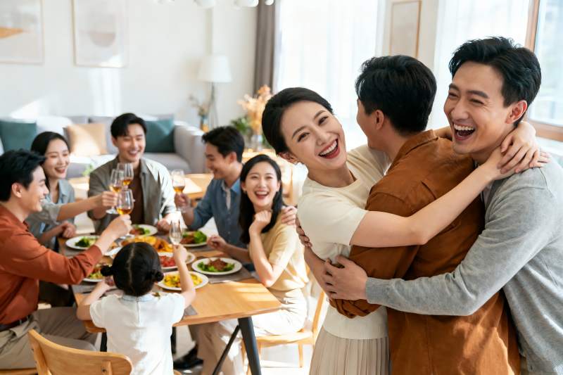 家庭聚餐欢庆时刻图片