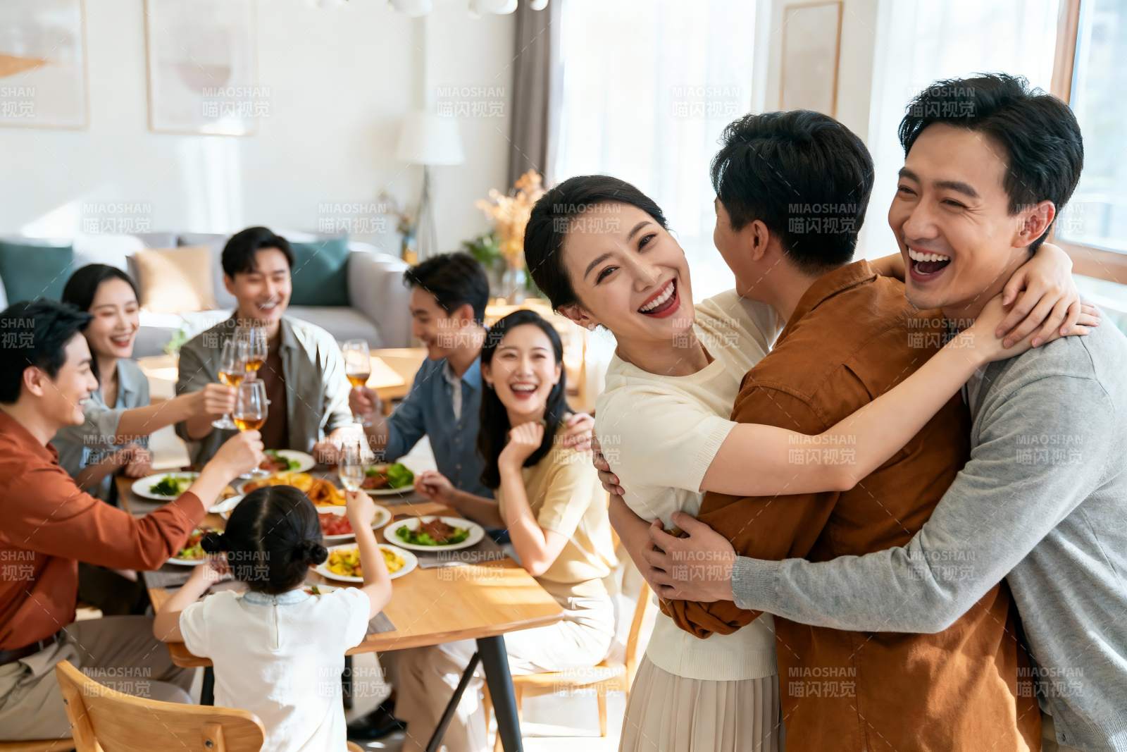 家庭聚餐欢庆时刻图片