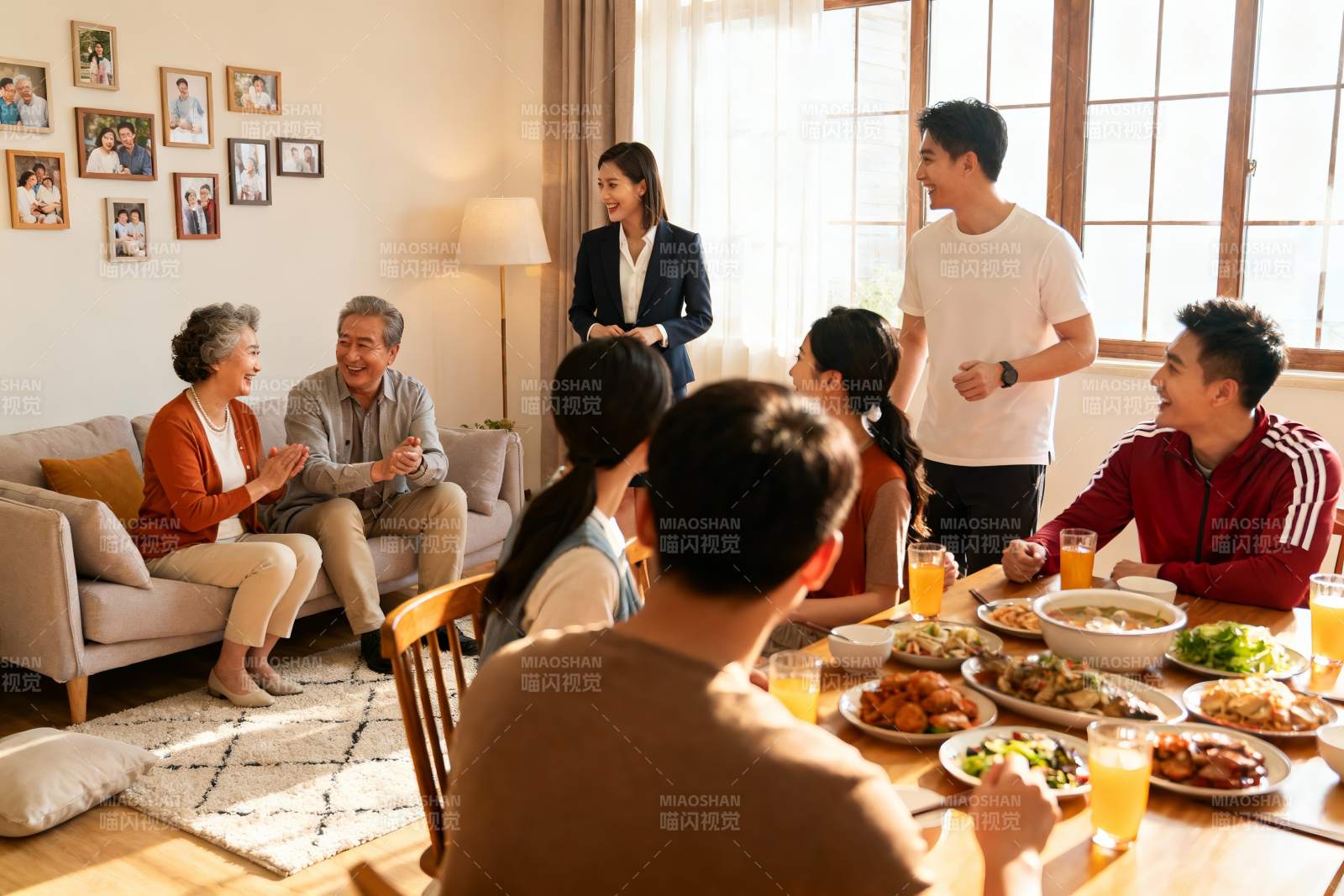 家庭聚餐其乐融融图片