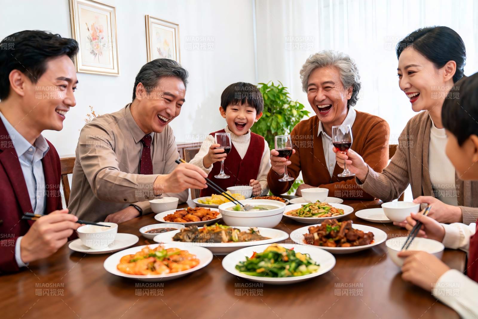 三代同堂家庭聚餐其乐融融图片