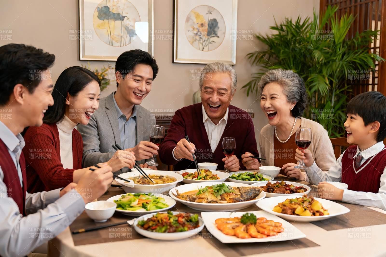 三代同堂家庭聚餐其乐融融图片