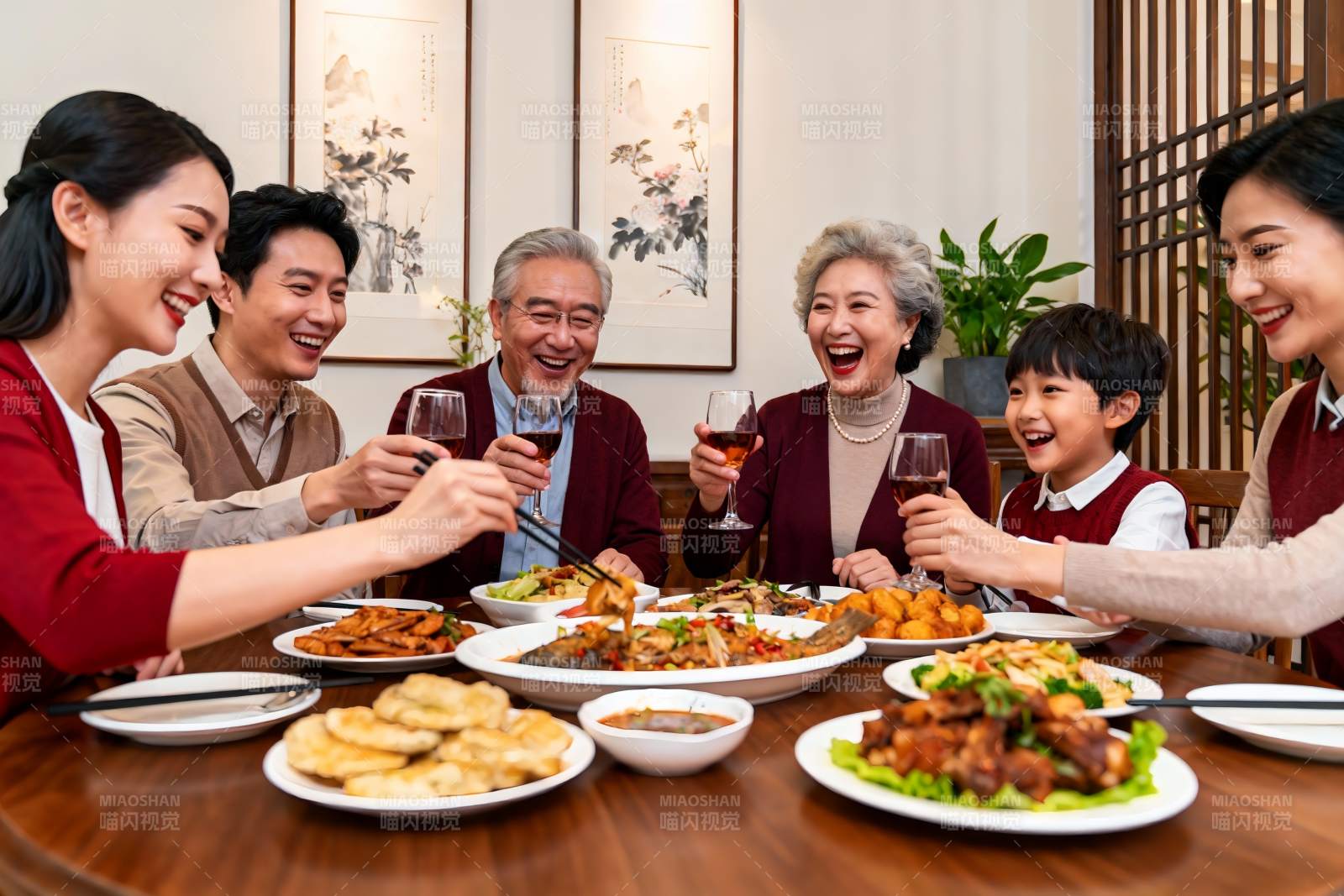 三代同堂家庭聚餐其乐融融图片