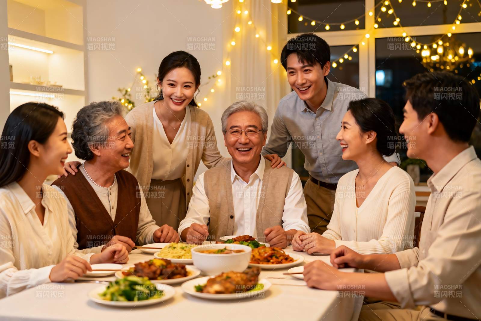 家庭聚餐欢笑场景图片