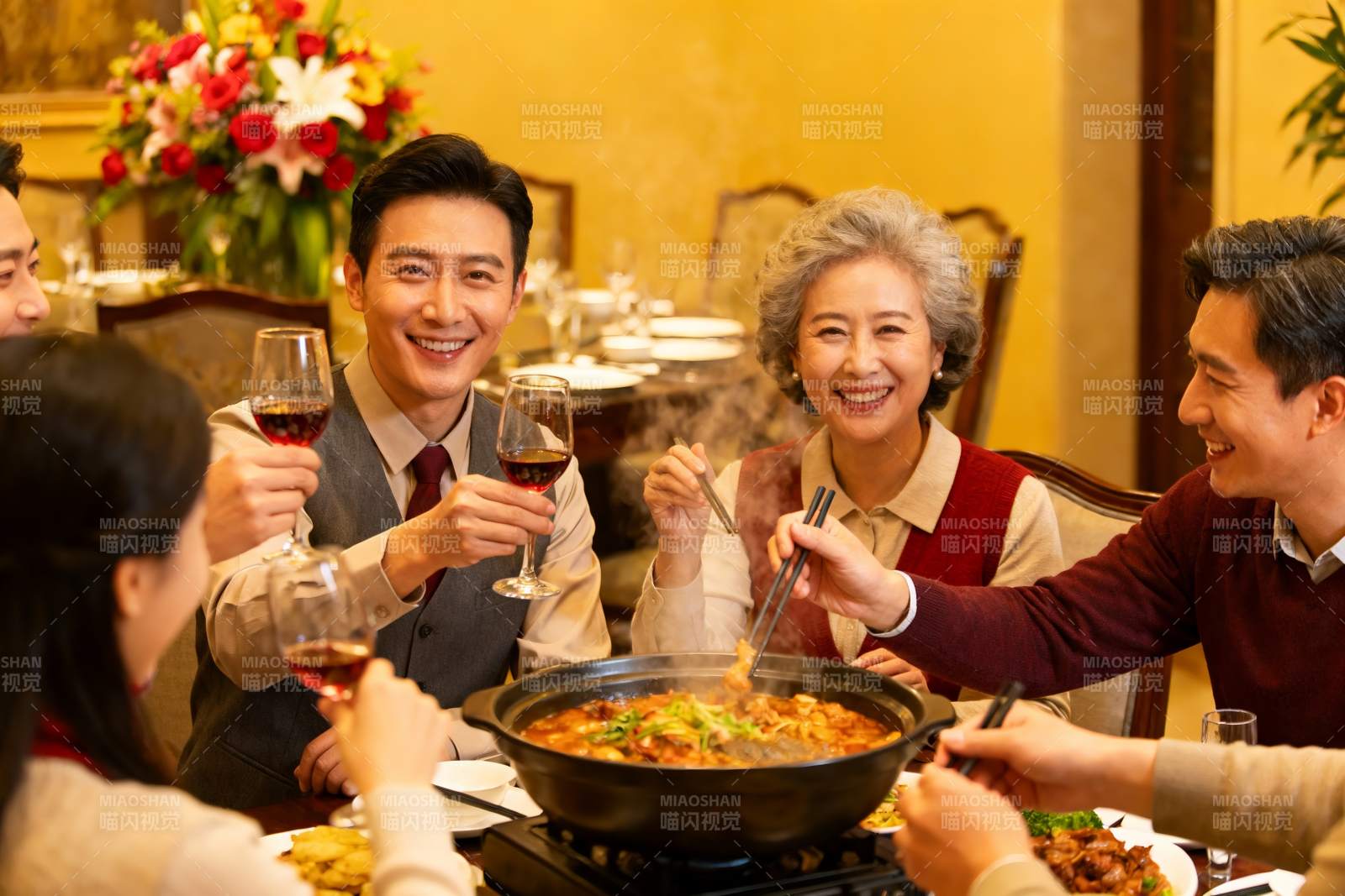 家庭聚餐欢庆时刻图片