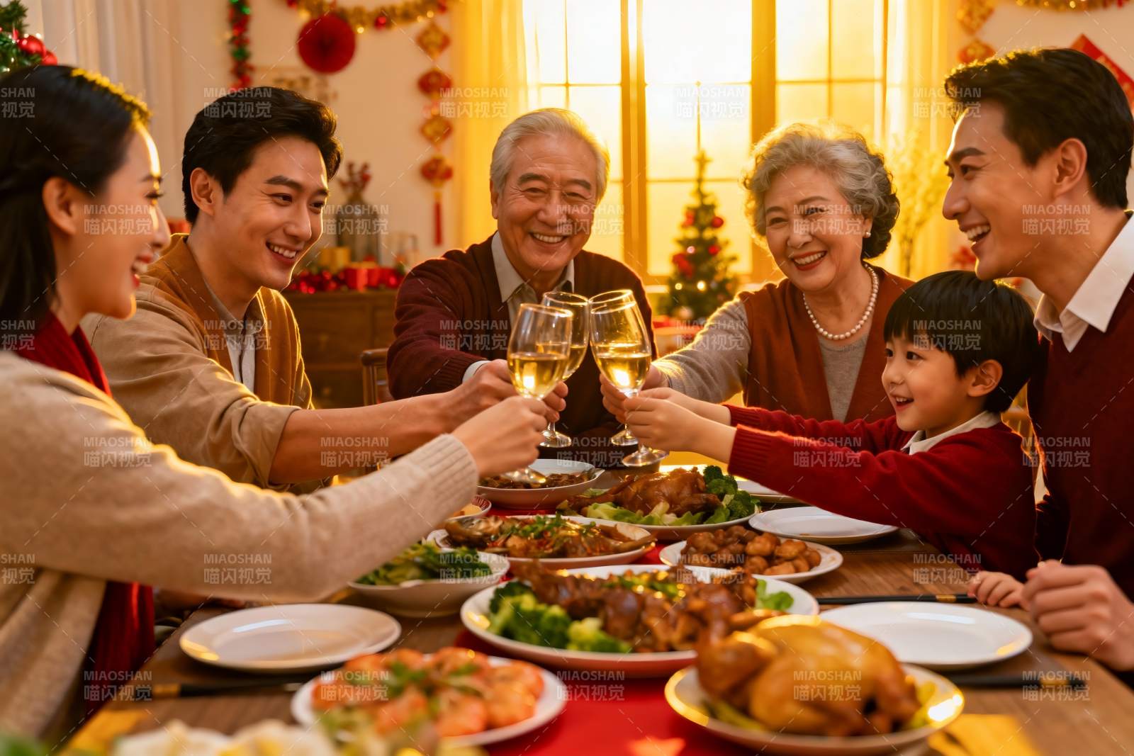 家庭聚餐欢庆节日温馨场景图片