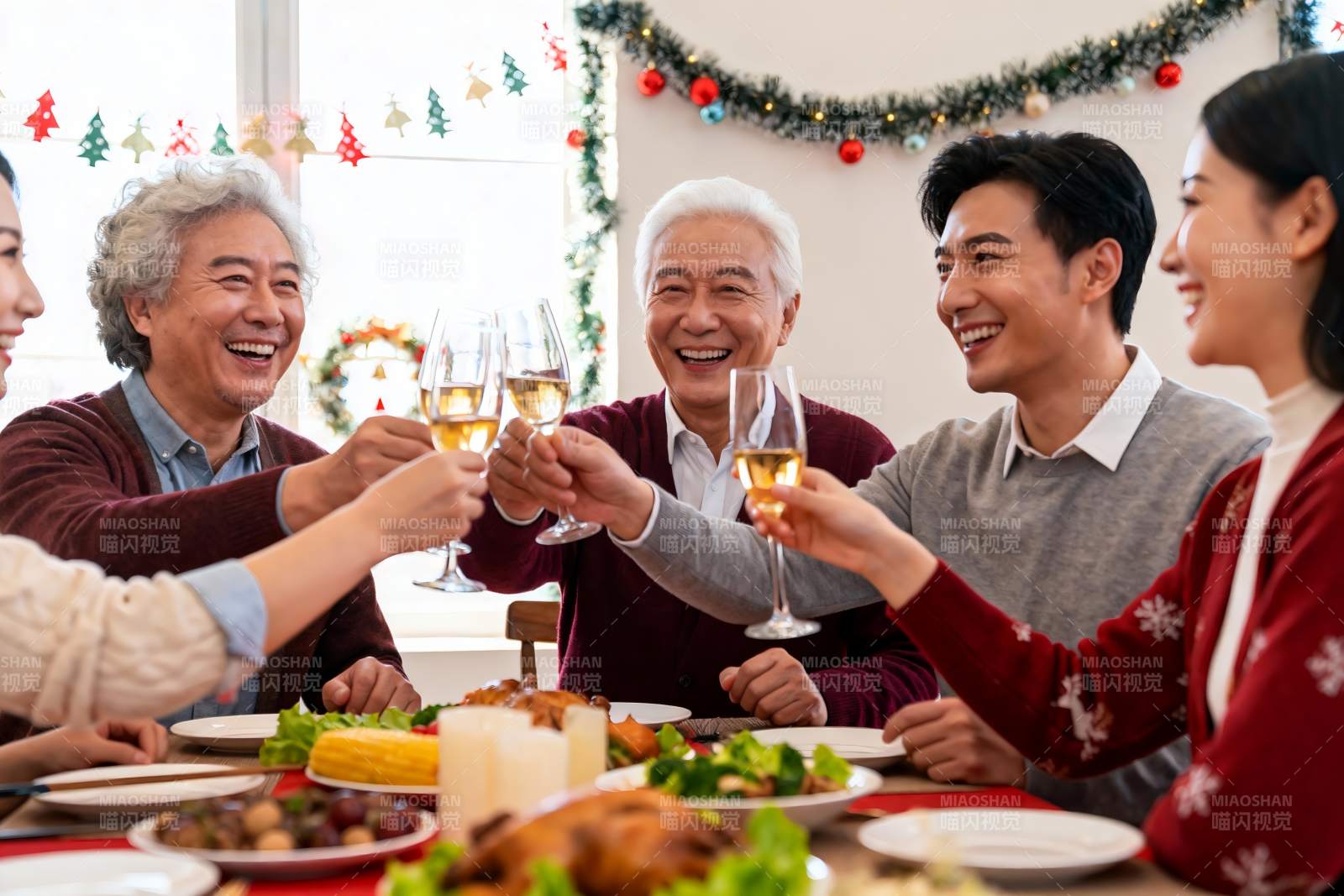 家庭圣诞聚餐举杯欢庆图片