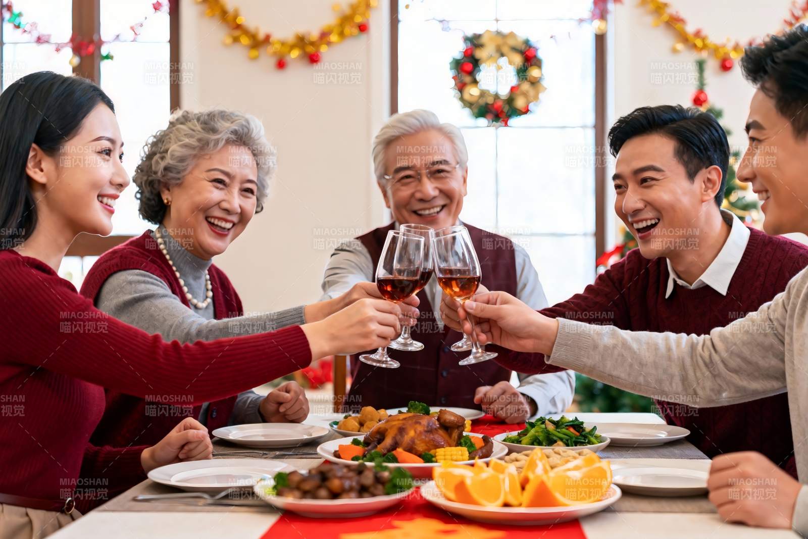家庭聚餐欢庆节日举杯图片