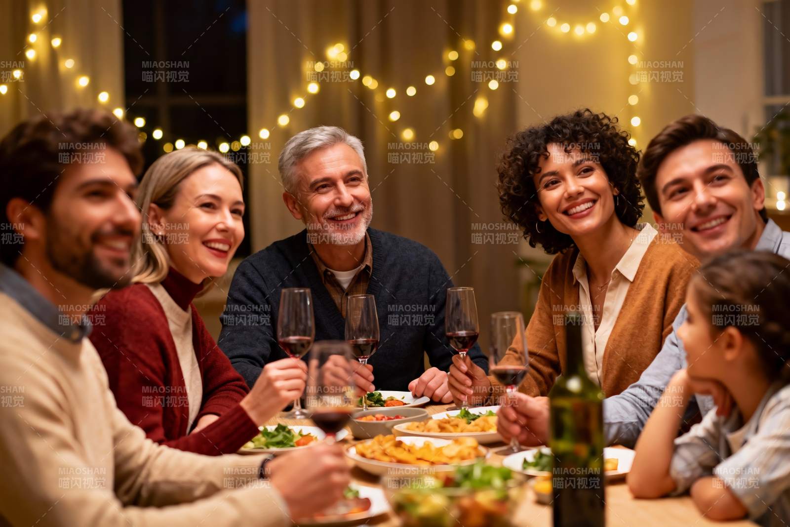 温馨家庭聚餐欢笑共享美食图片