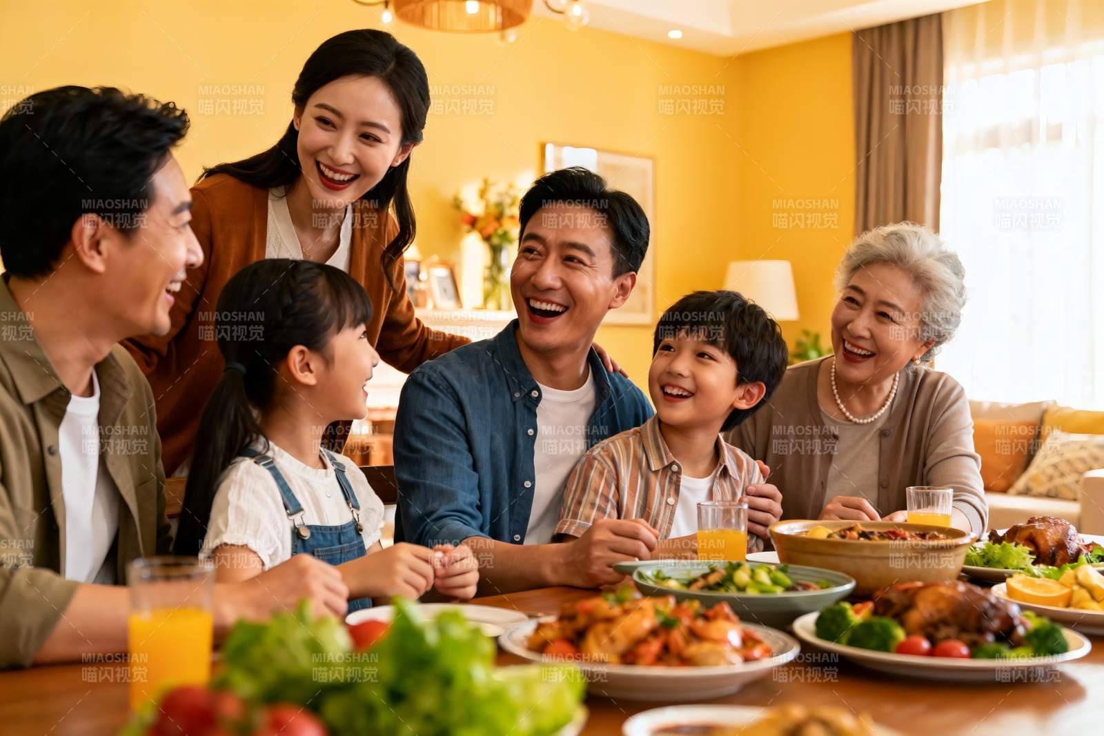 三代同堂家庭聚餐其乐融融图片