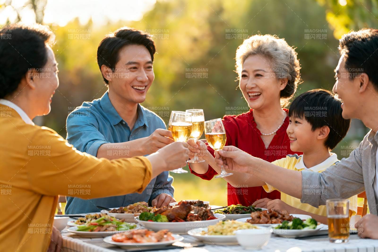 三代同堂户外聚餐举杯欢庆图片