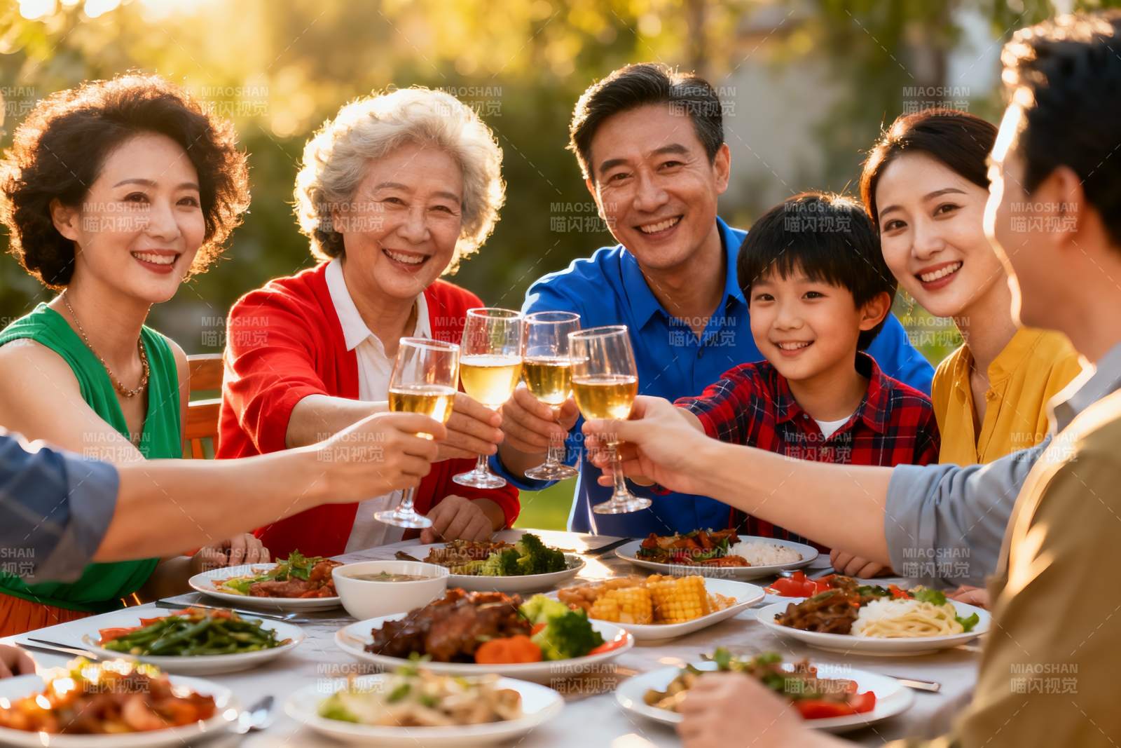 三代同堂户外聚餐举杯欢庆图片