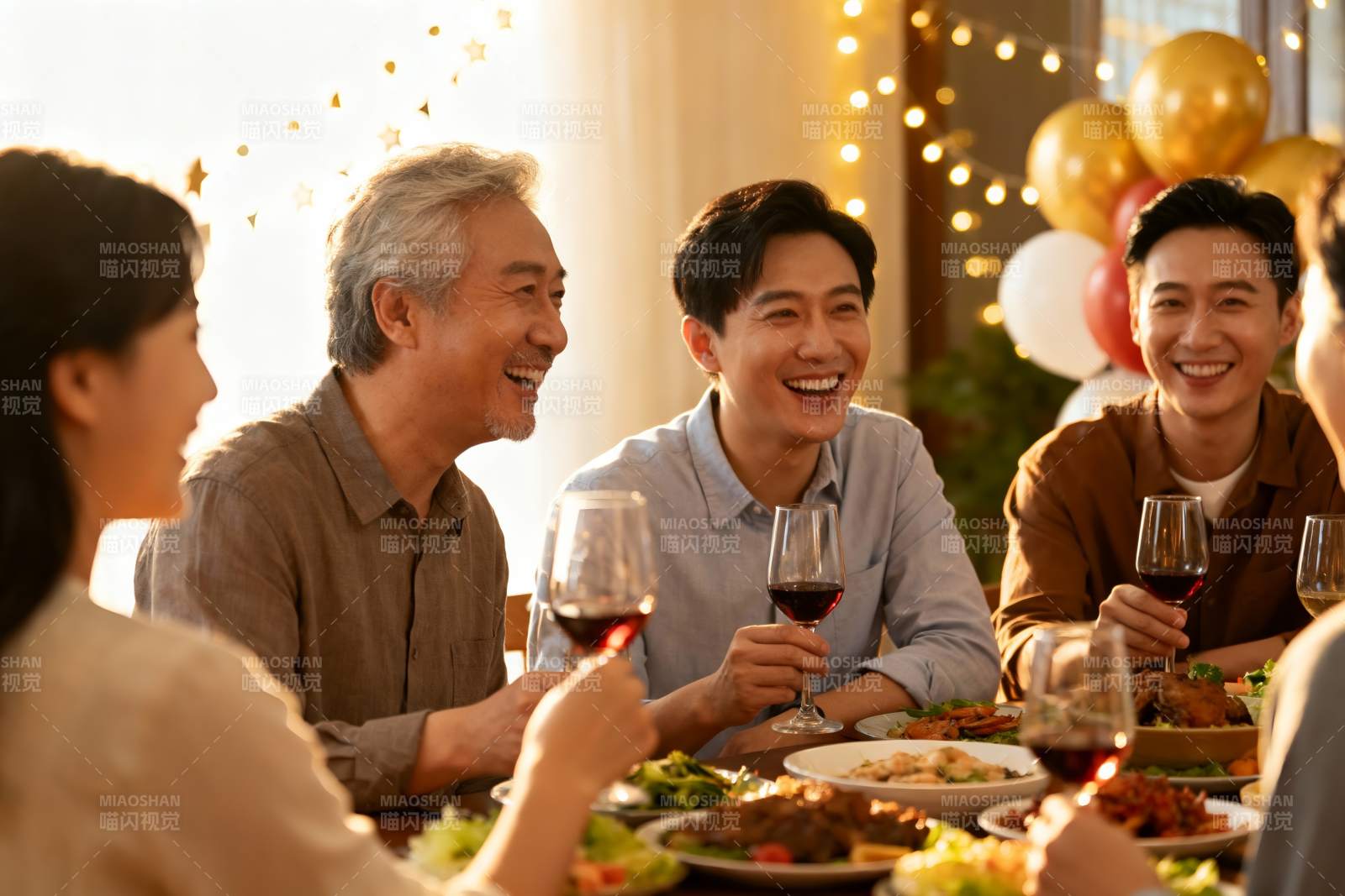 家庭聚餐欢笑场景图片