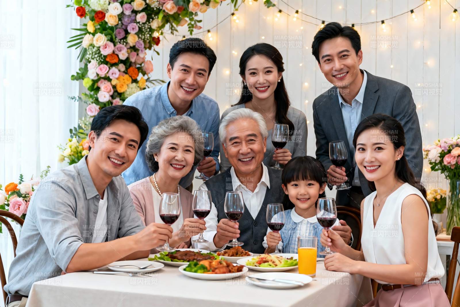 家庭聚餐欢庆时刻图片