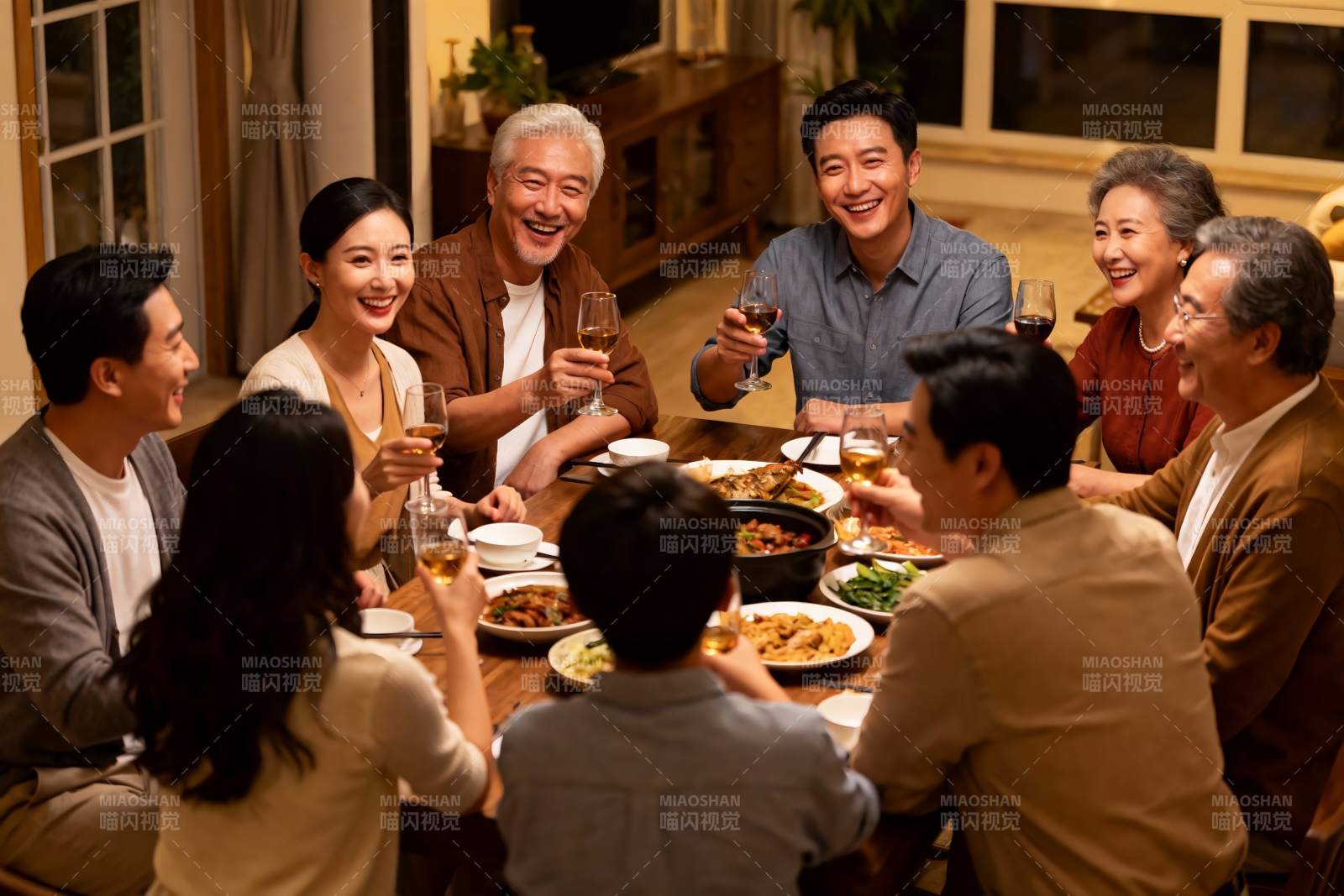 家庭聚餐欢庆时刻图片