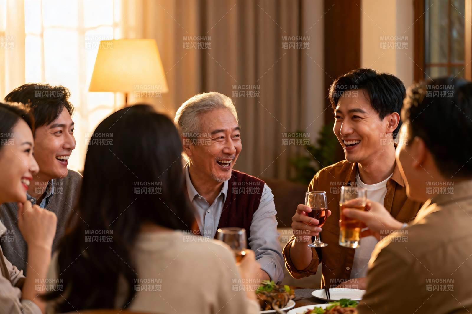 家庭聚餐欢笑场景图片