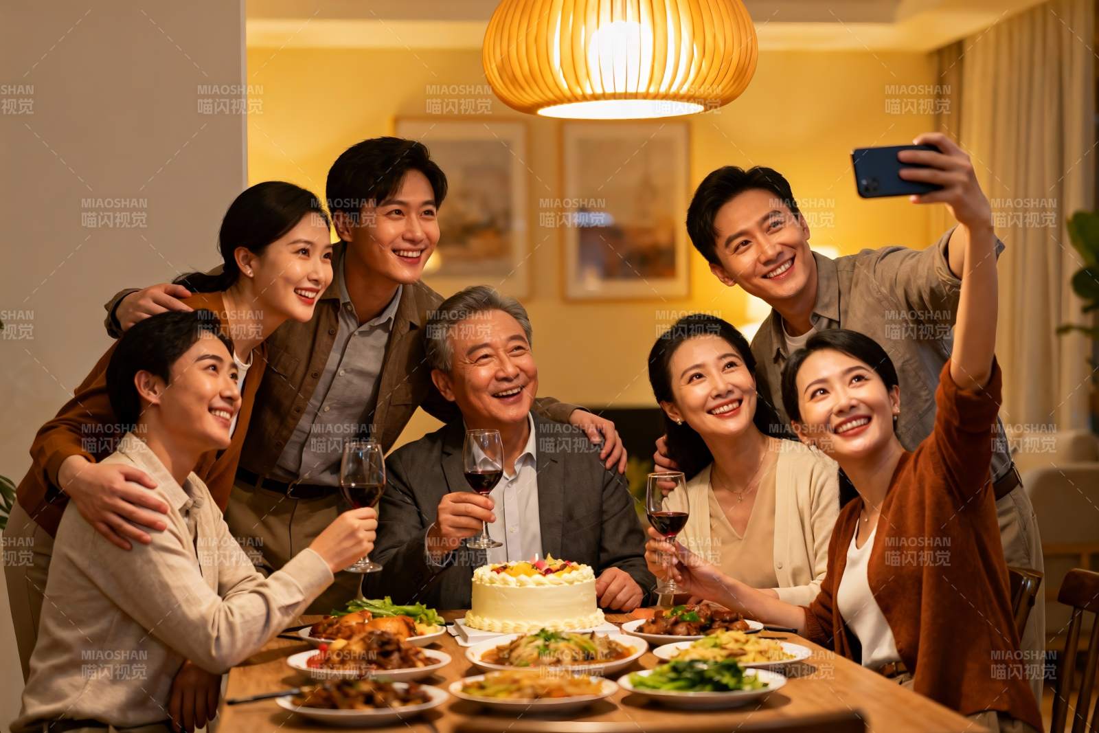 家庭聚餐合影温馨时刻图片