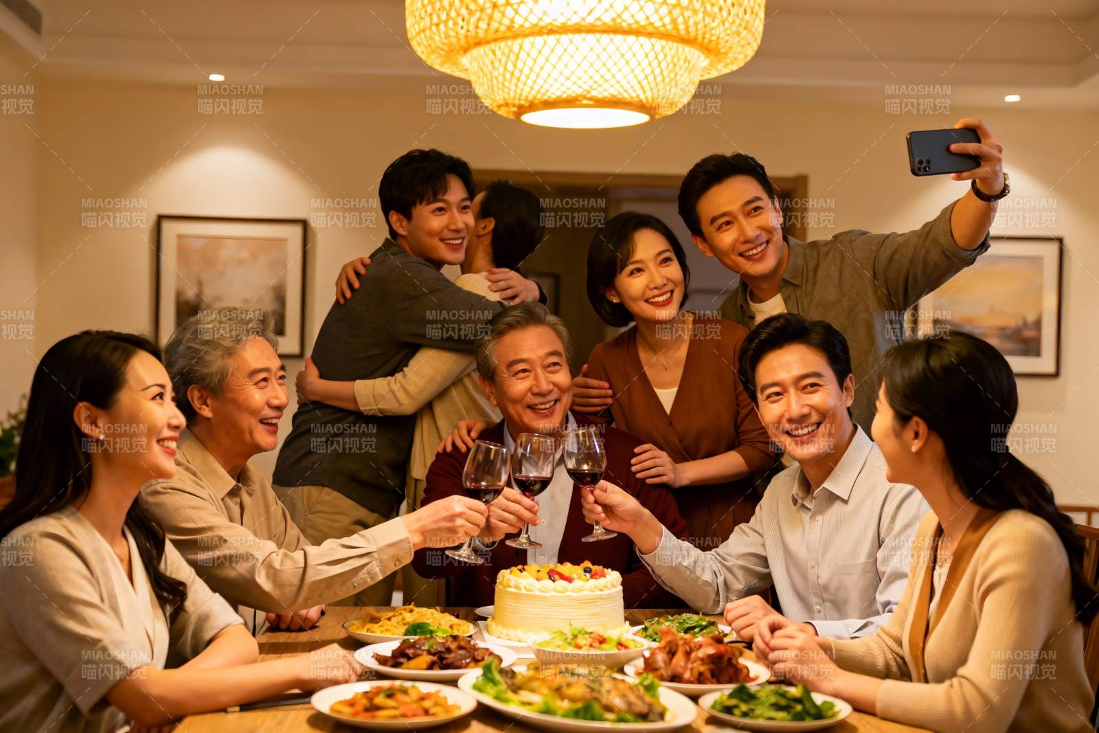 家庭聚餐欢庆时刻图片