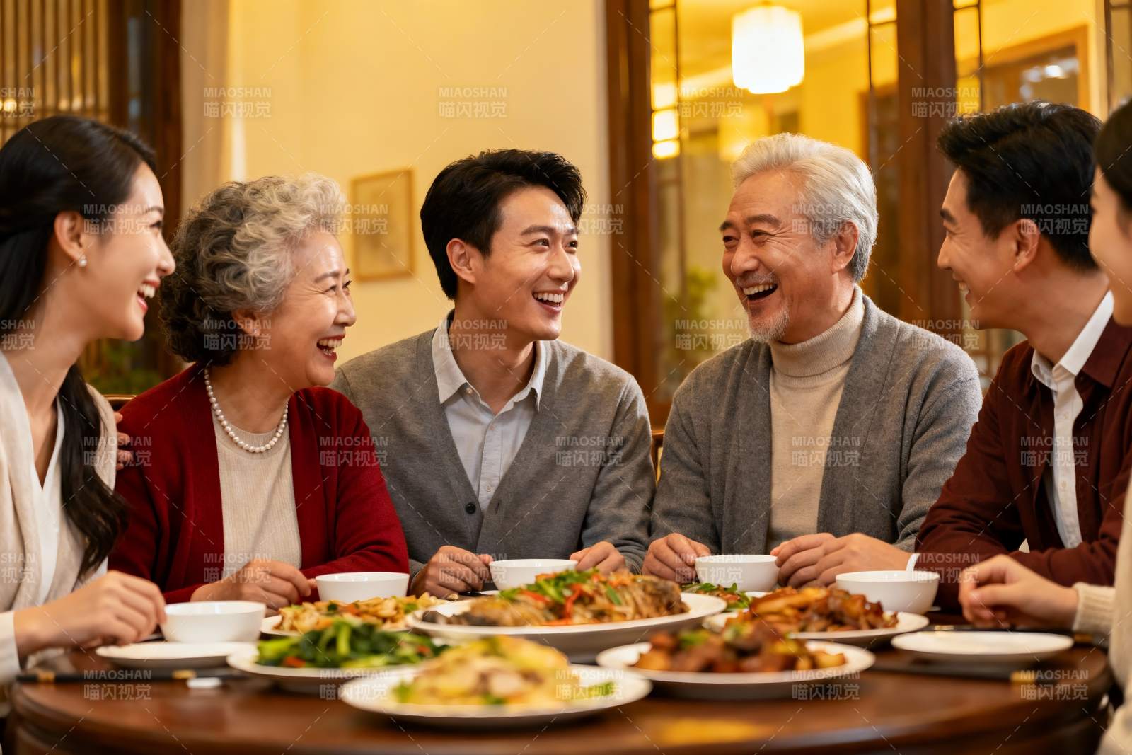 三代同堂家庭聚餐其乐融融图片