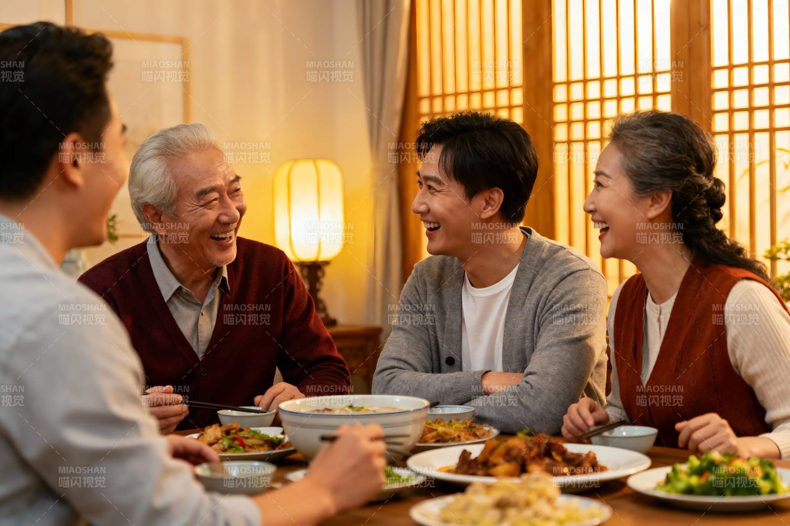 三代同堂温馨聚餐其乐融融图片