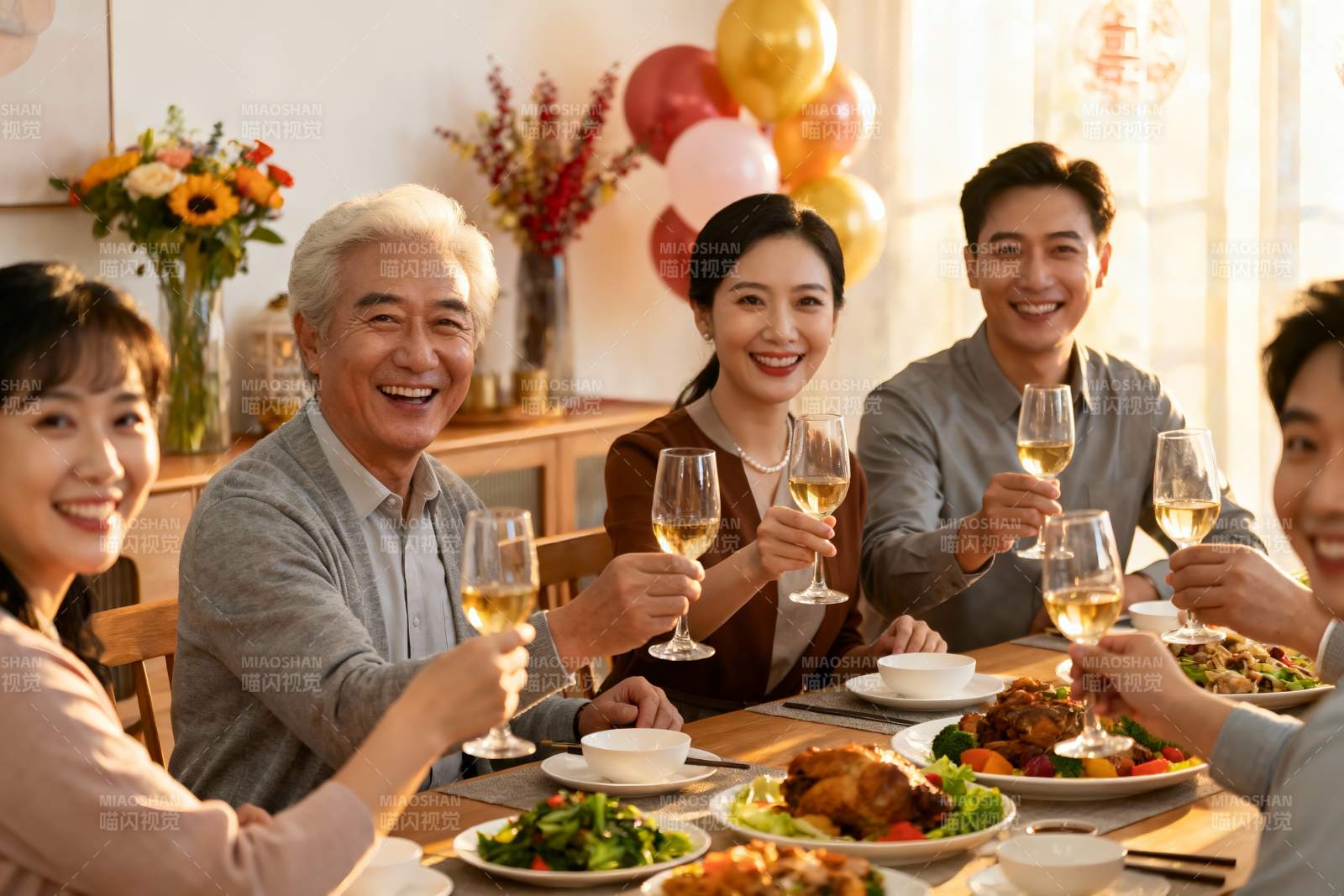 家庭聚餐欢庆时刻图片