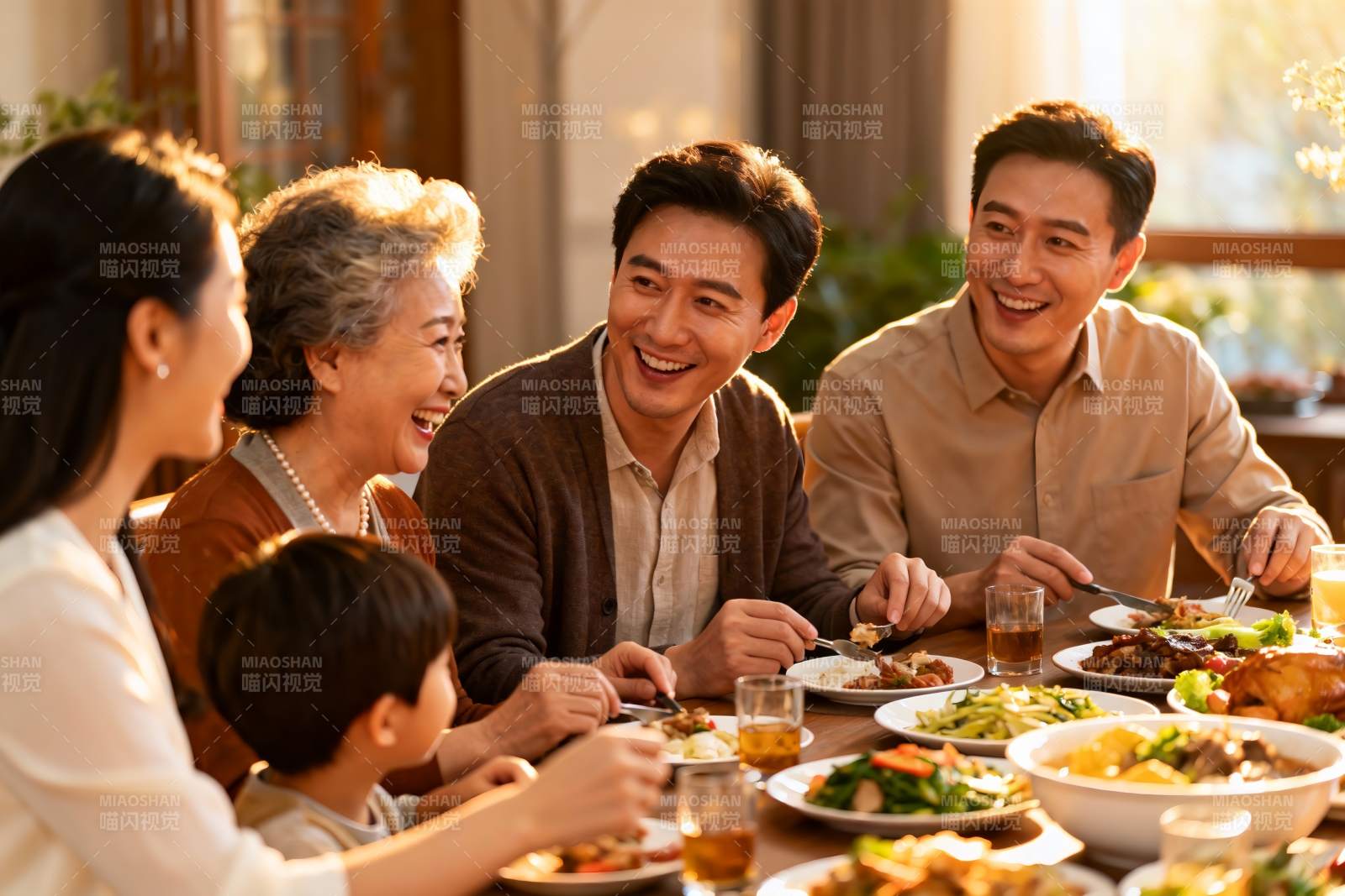 三代同堂家庭聚餐其乐融融图片