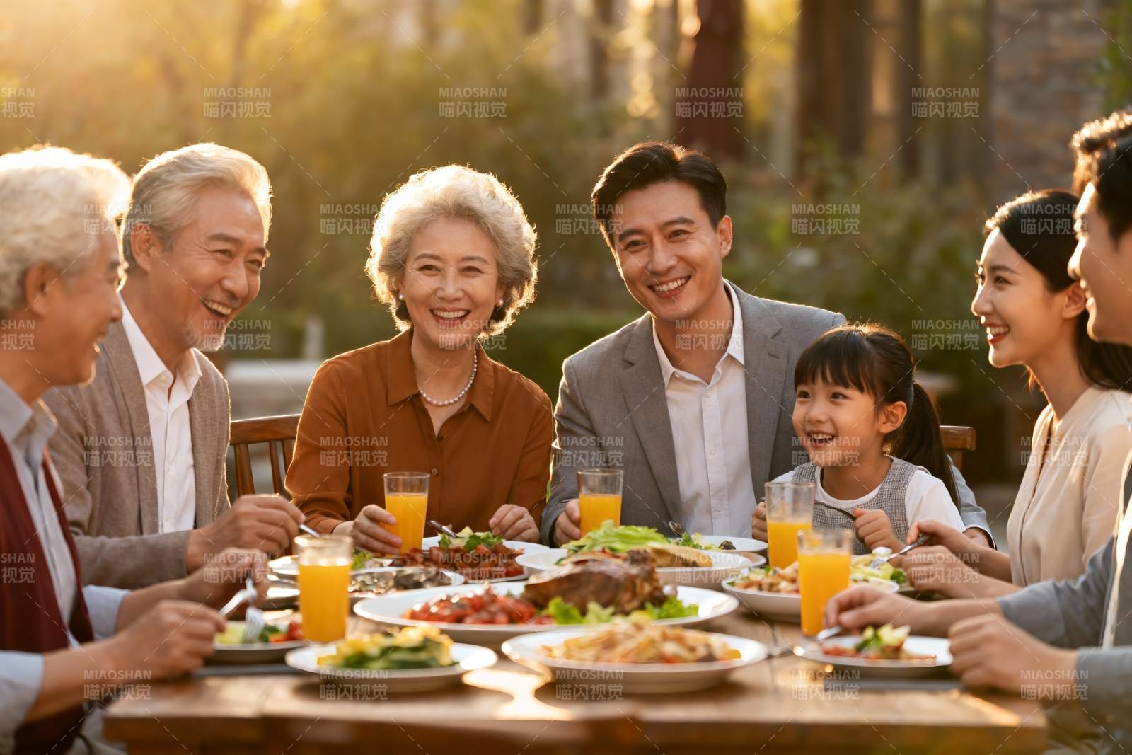 三代同堂户外聚餐其乐融融图片