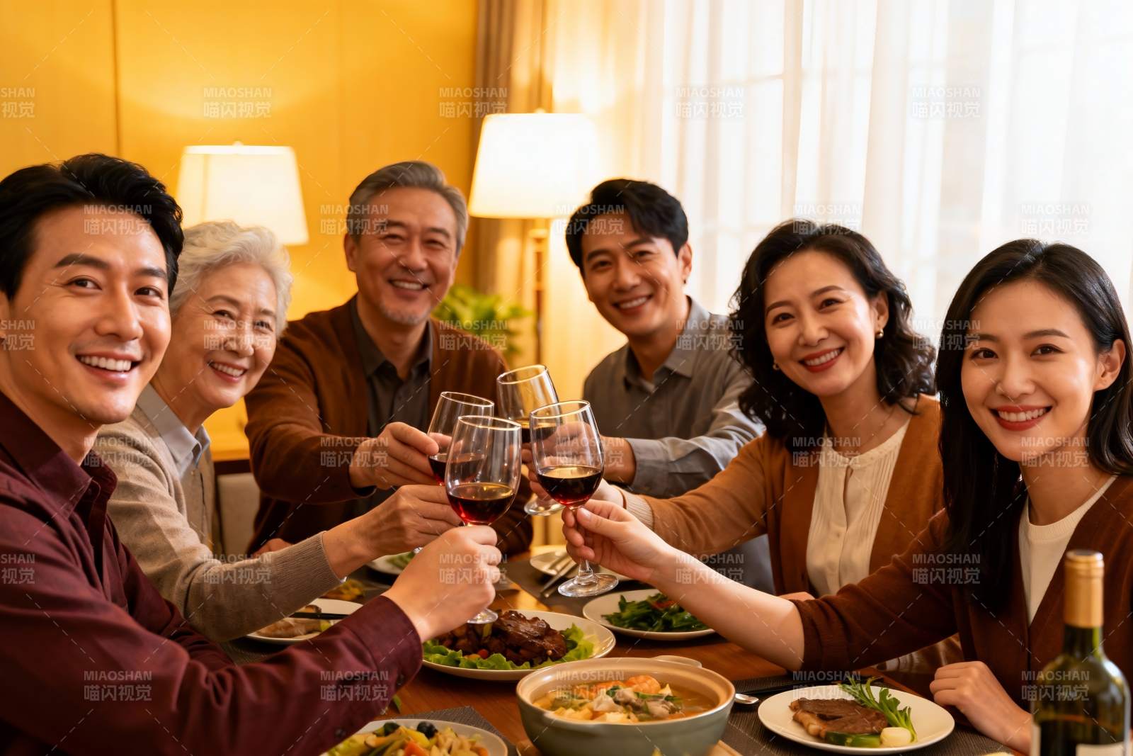 家庭聚餐欢庆时刻图片