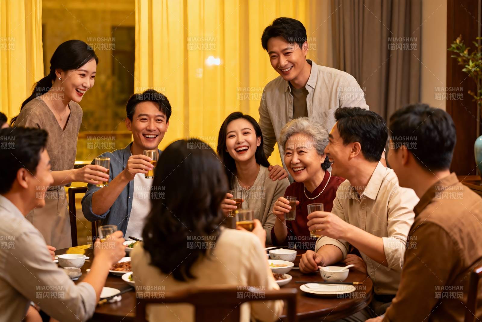 家庭聚餐欢庆时刻图片