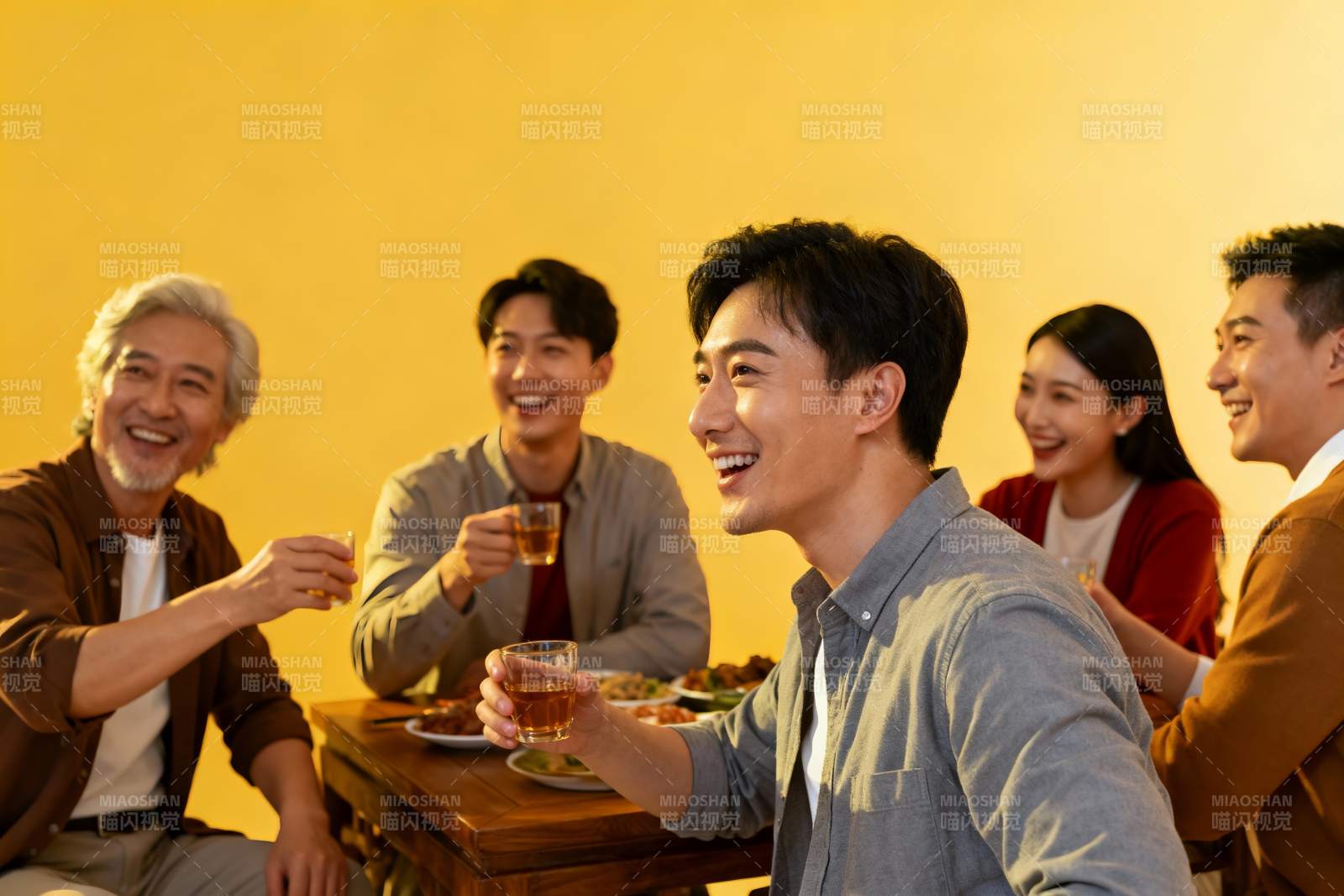 多人聚餐欢笑举杯其乐融融图片