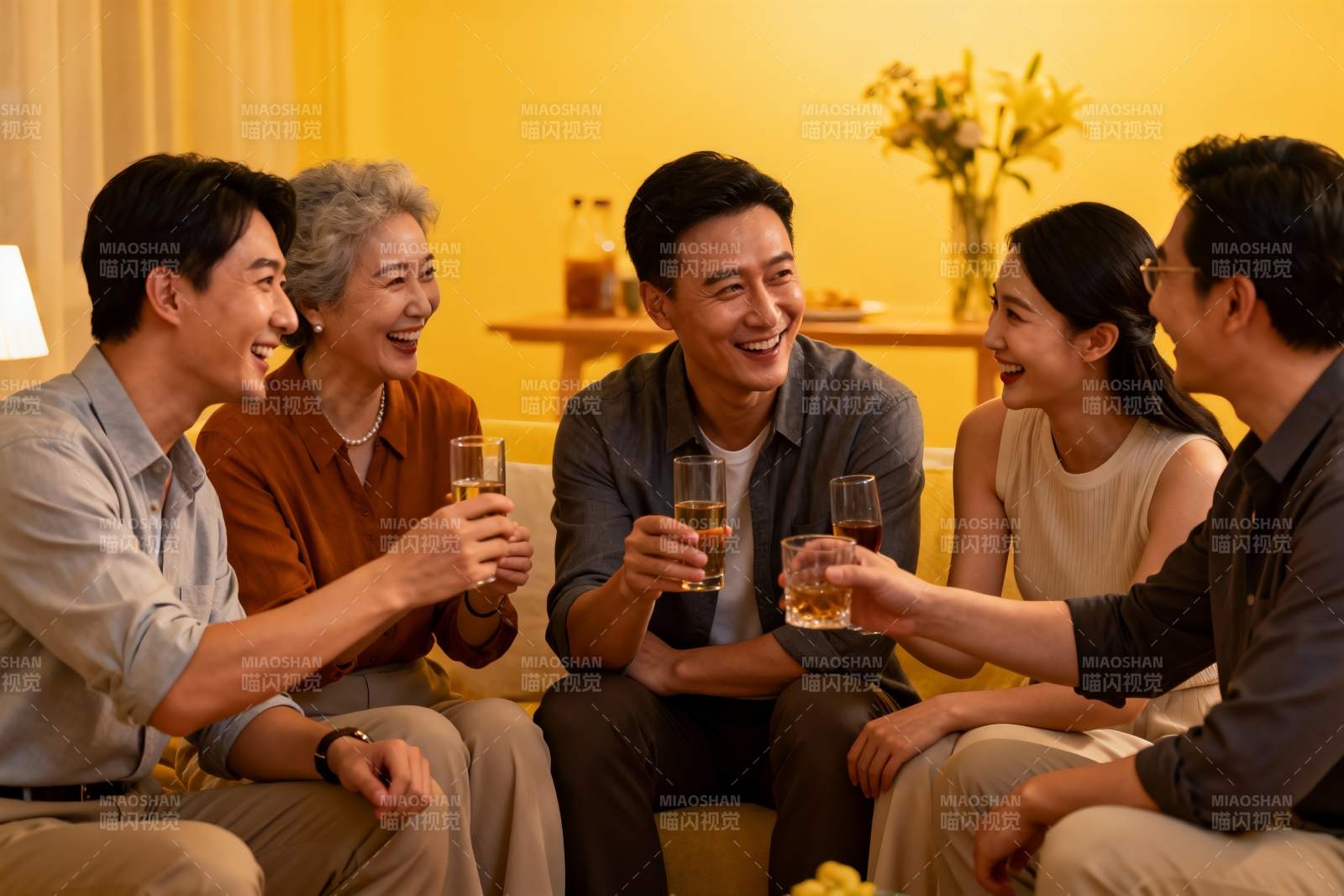 家庭聚会欢饮时刻图片