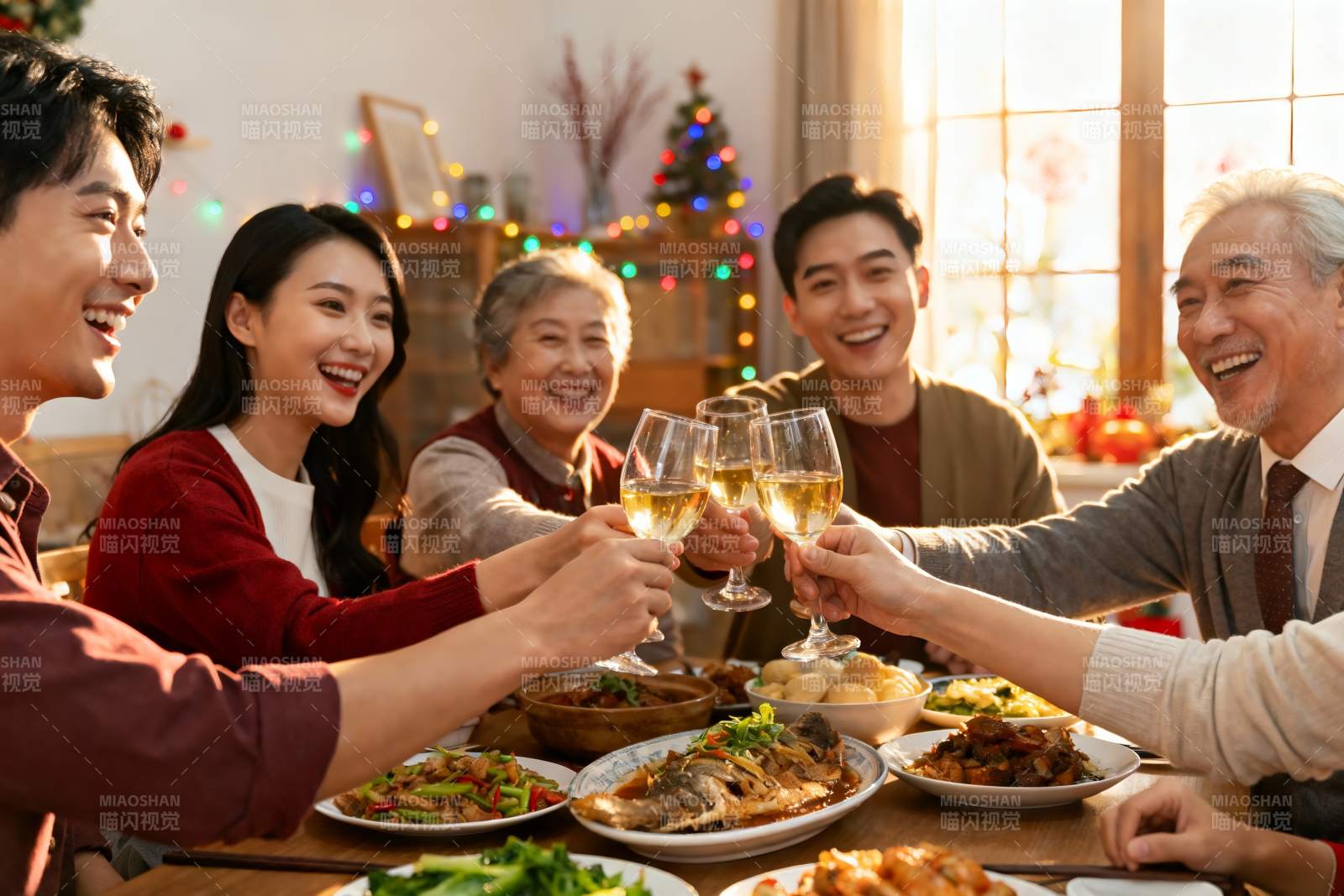 家庭聚餐欢庆节日举杯同乐图片