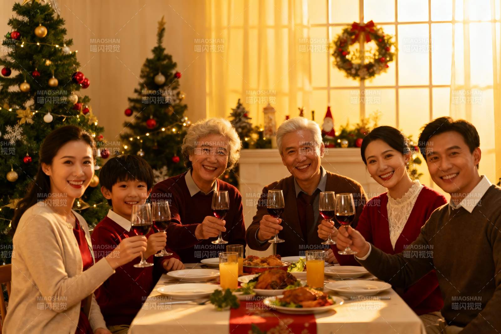 圣诞家庭聚餐举杯欢庆图片