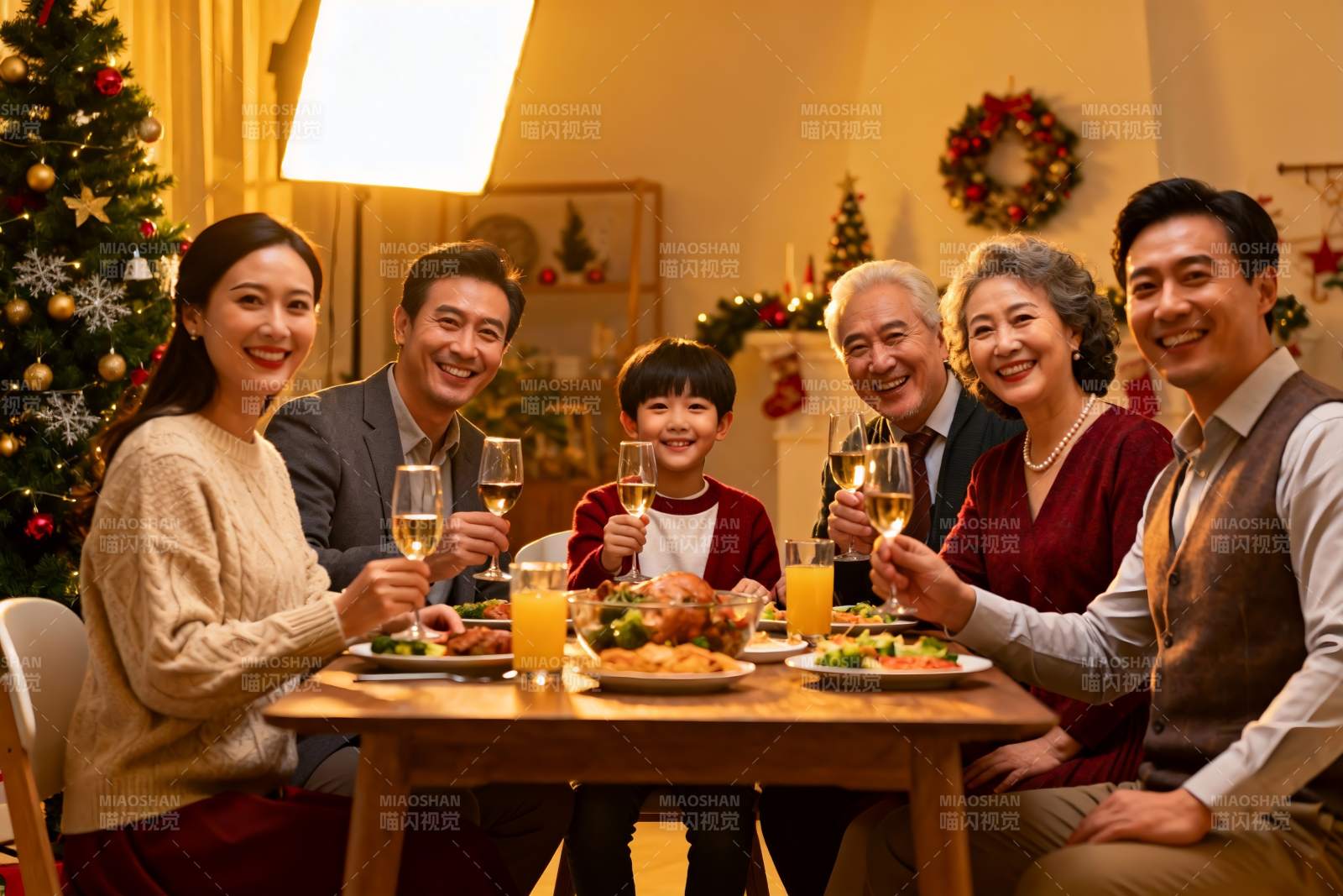 圣诞家庭聚餐温馨场景图片