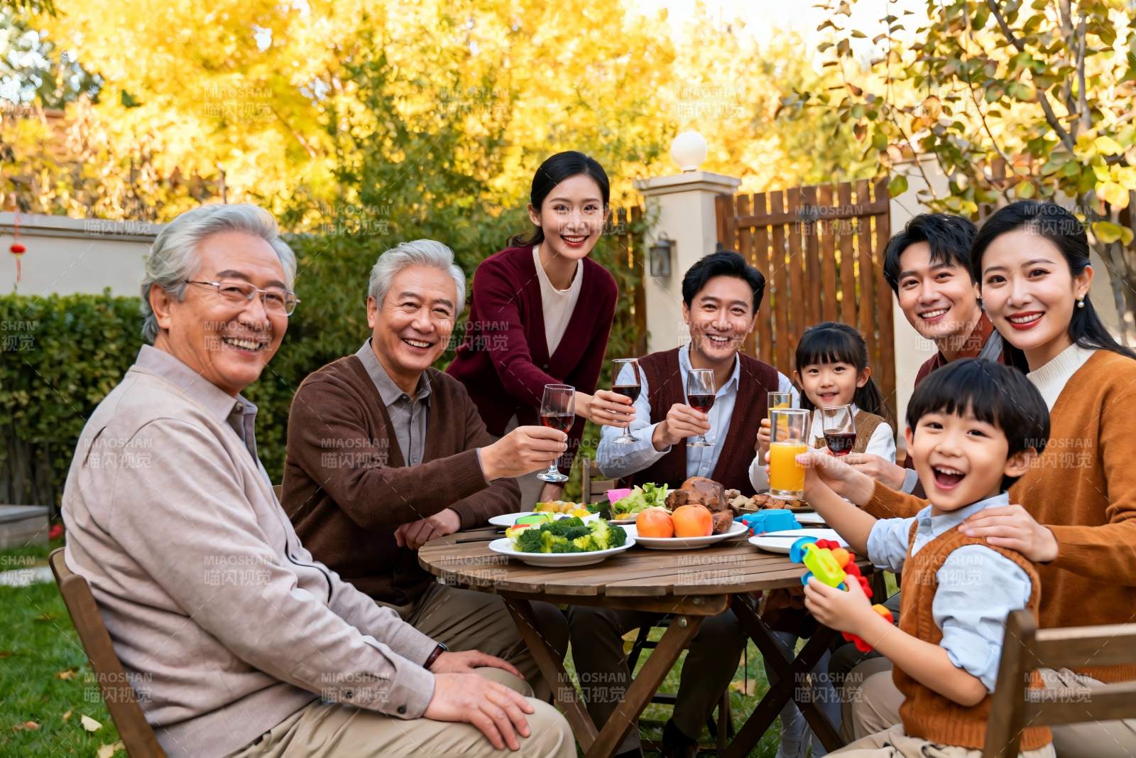 三代同堂户外聚餐其乐融融图片