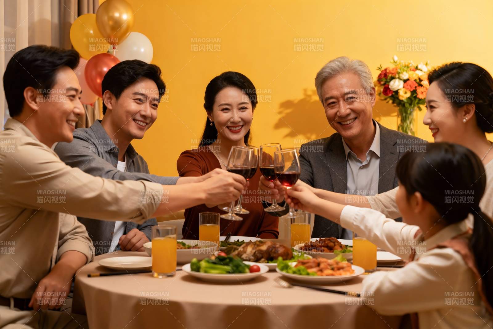家庭聚餐欢庆时刻图片