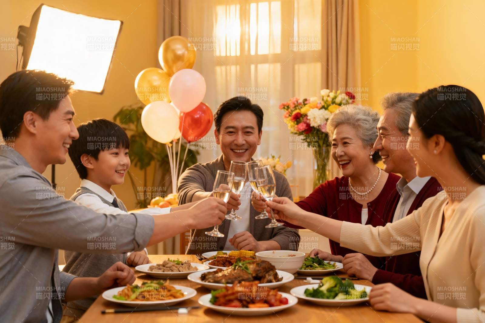 家庭聚餐欢庆时刻图片