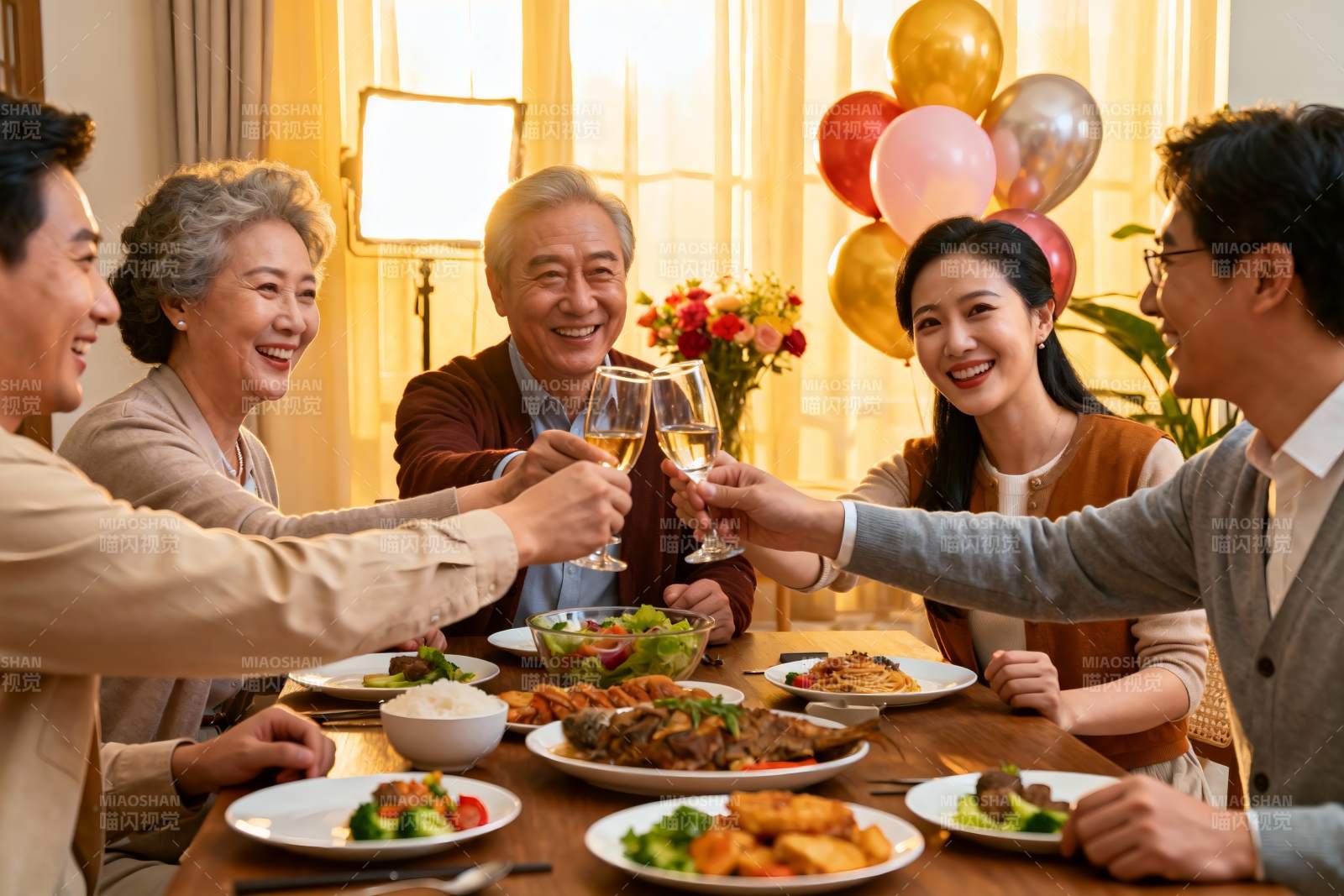 家庭聚餐欢庆举杯图片