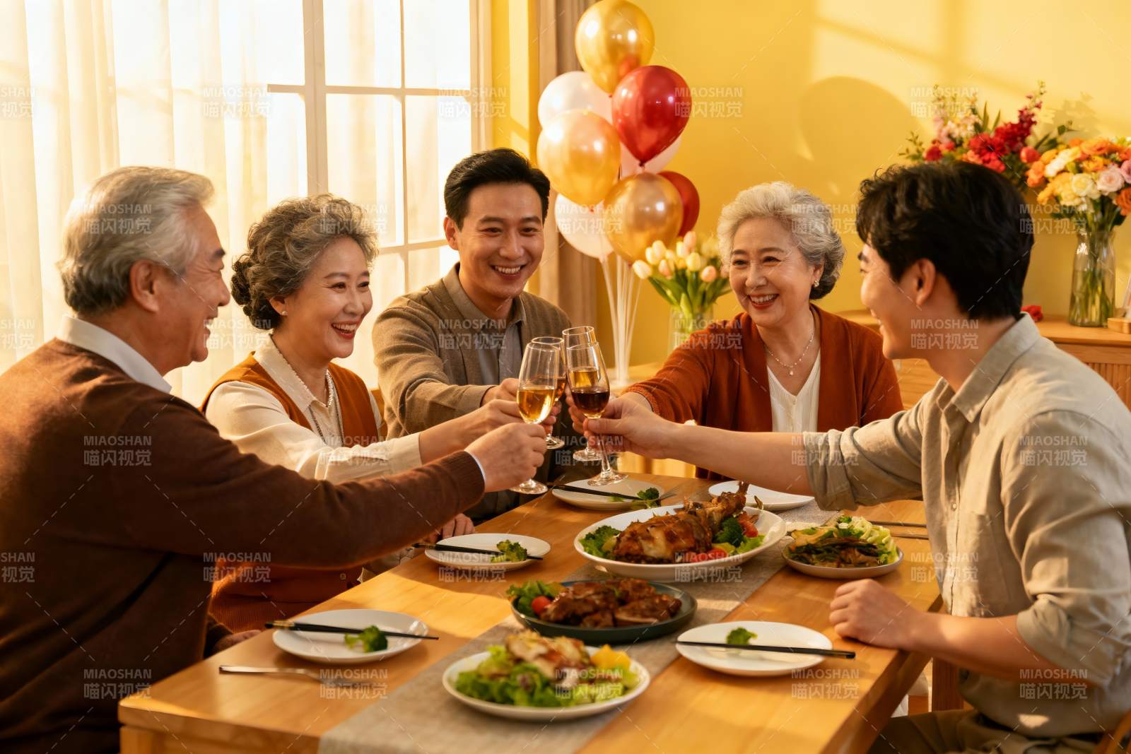 家庭聚餐欢庆时刻图片
