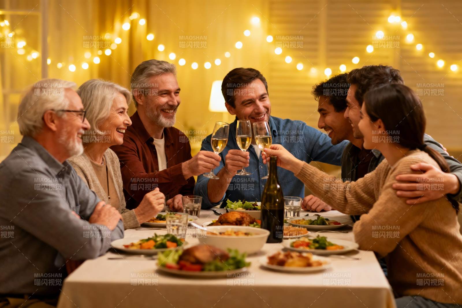 家庭聚餐欢庆时刻图片