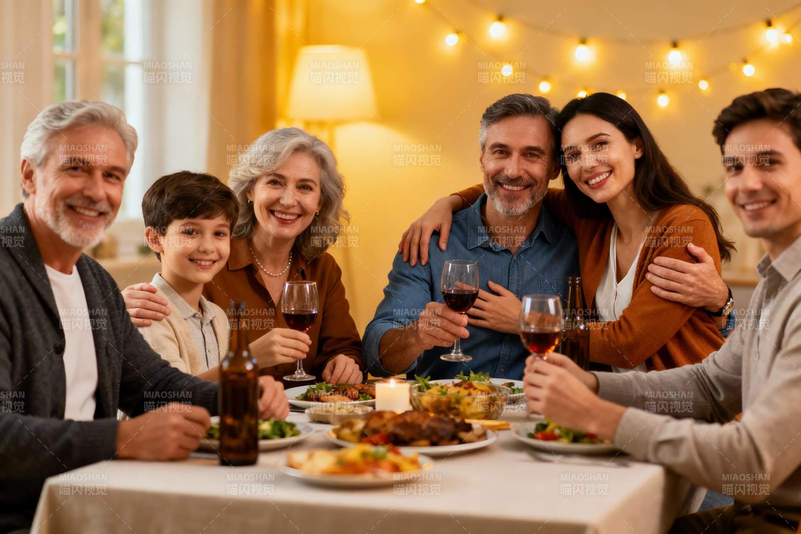 温馨家庭聚餐欢庆时刻图片