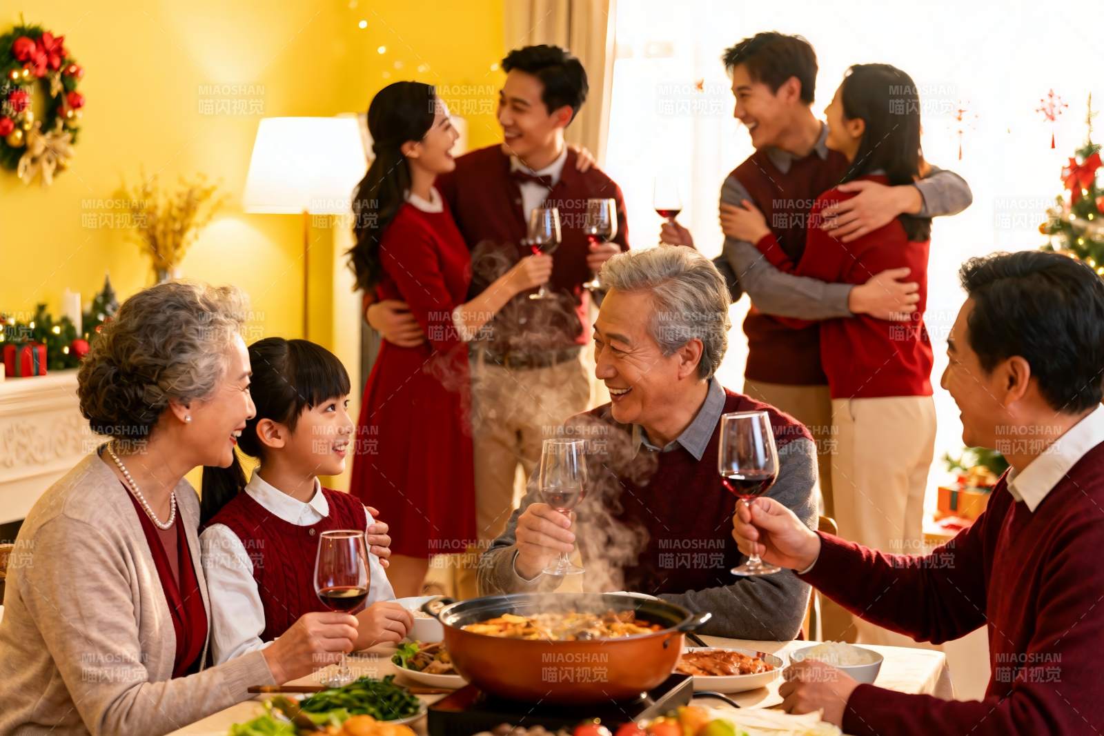 家庭聚餐欢庆节日温馨场景图片