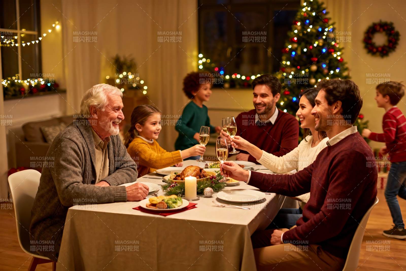 温馨圣诞家庭聚餐欢庆时刻图片