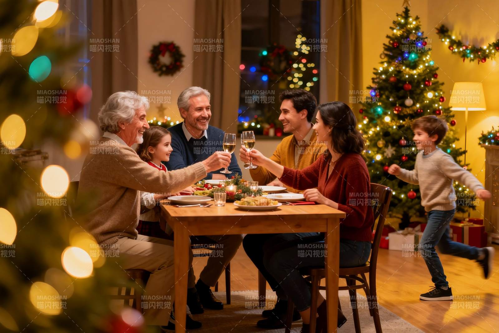 圣诞家庭聚餐温馨场景图片