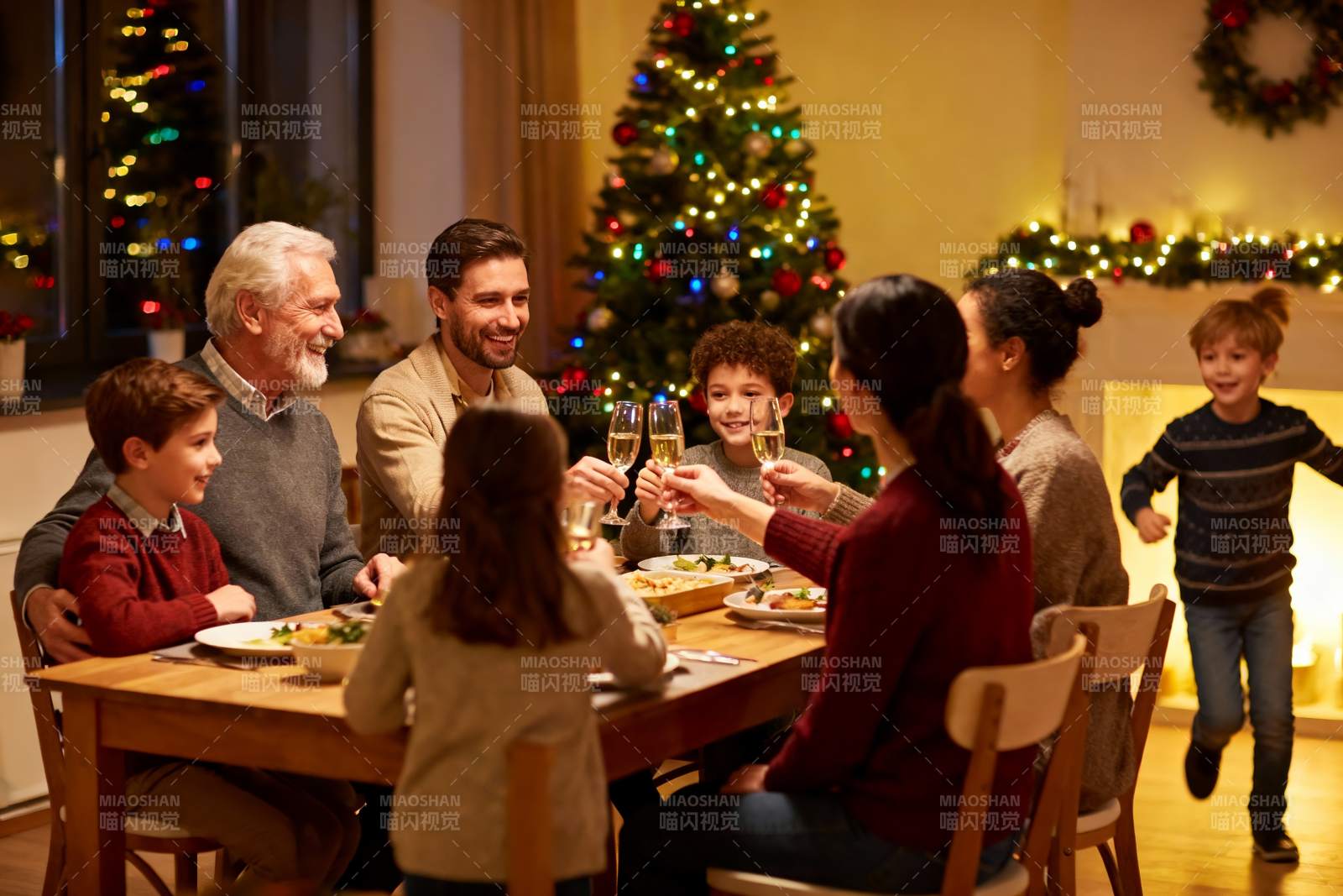 圣诞家庭聚餐举杯欢庆图片