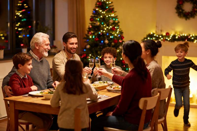 圣诞家庭聚餐举杯欢庆图片