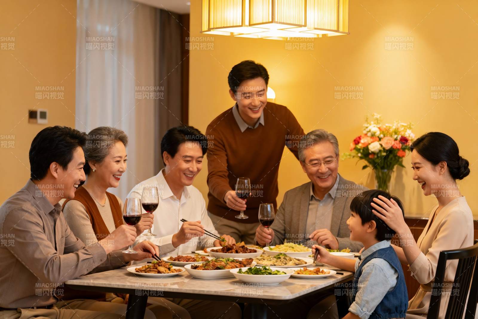 三代同堂家庭聚餐温馨场景图片