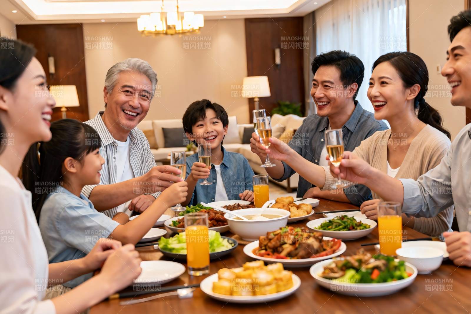 家庭聚餐欢庆时刻图片