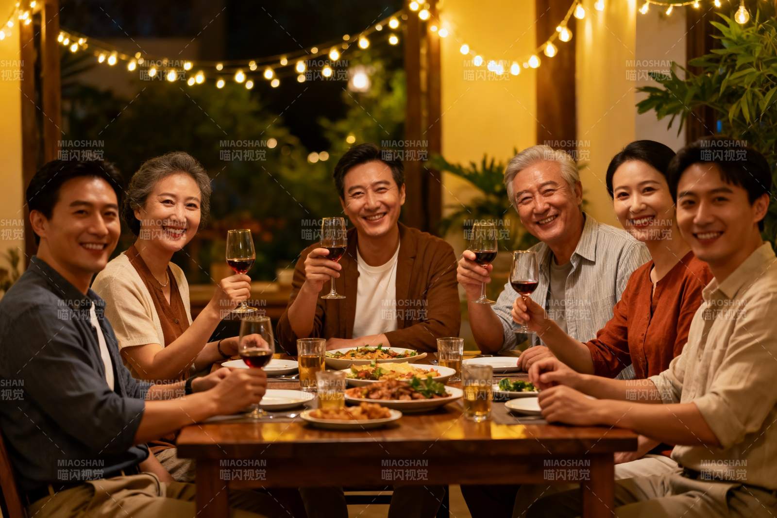 家庭聚餐欢庆时刻图片