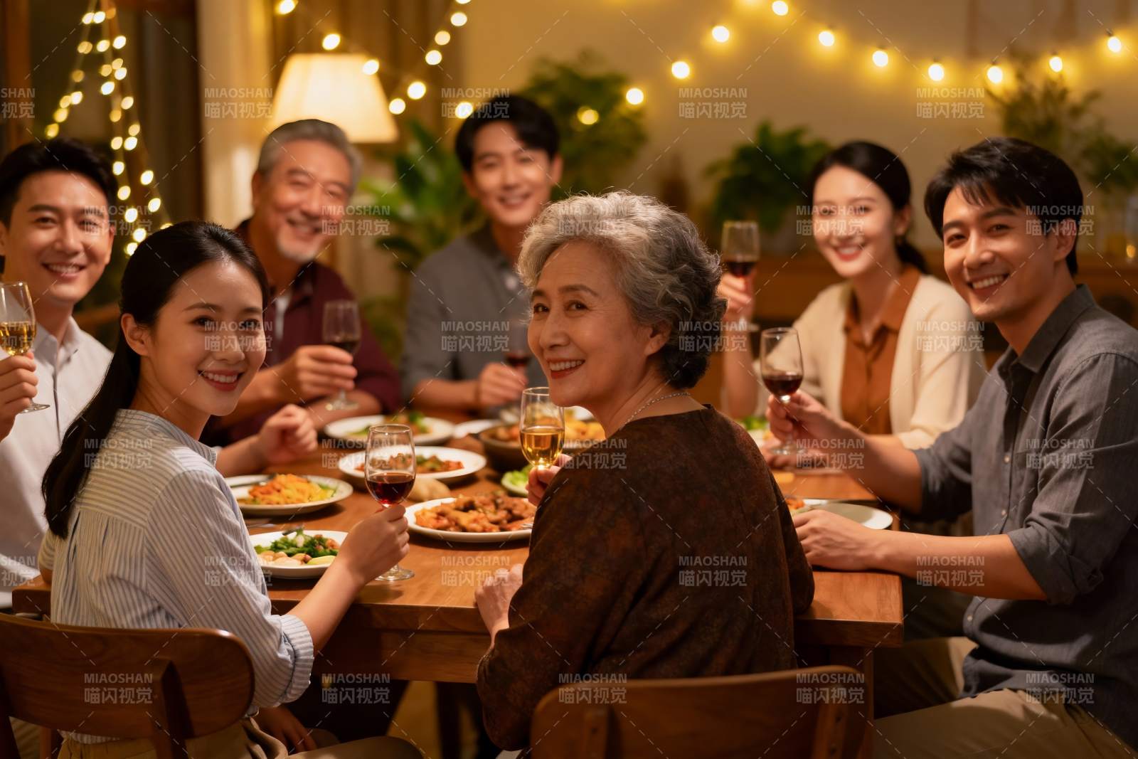 温馨家庭聚餐其乐融融图片